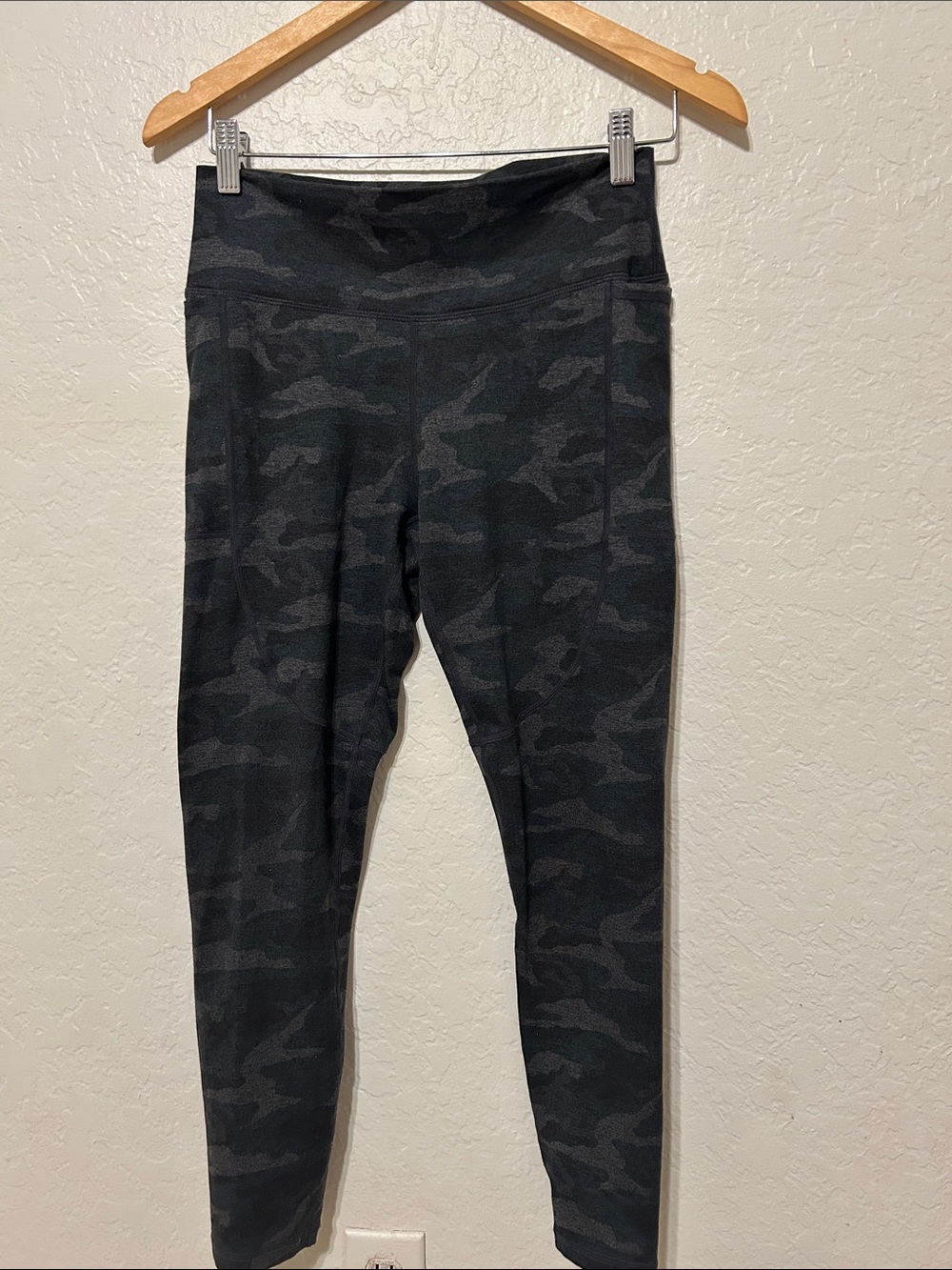 🍔VUORI high-Waist Black Camo elevation performance Leggings size M GUC - Picture 5 of 14